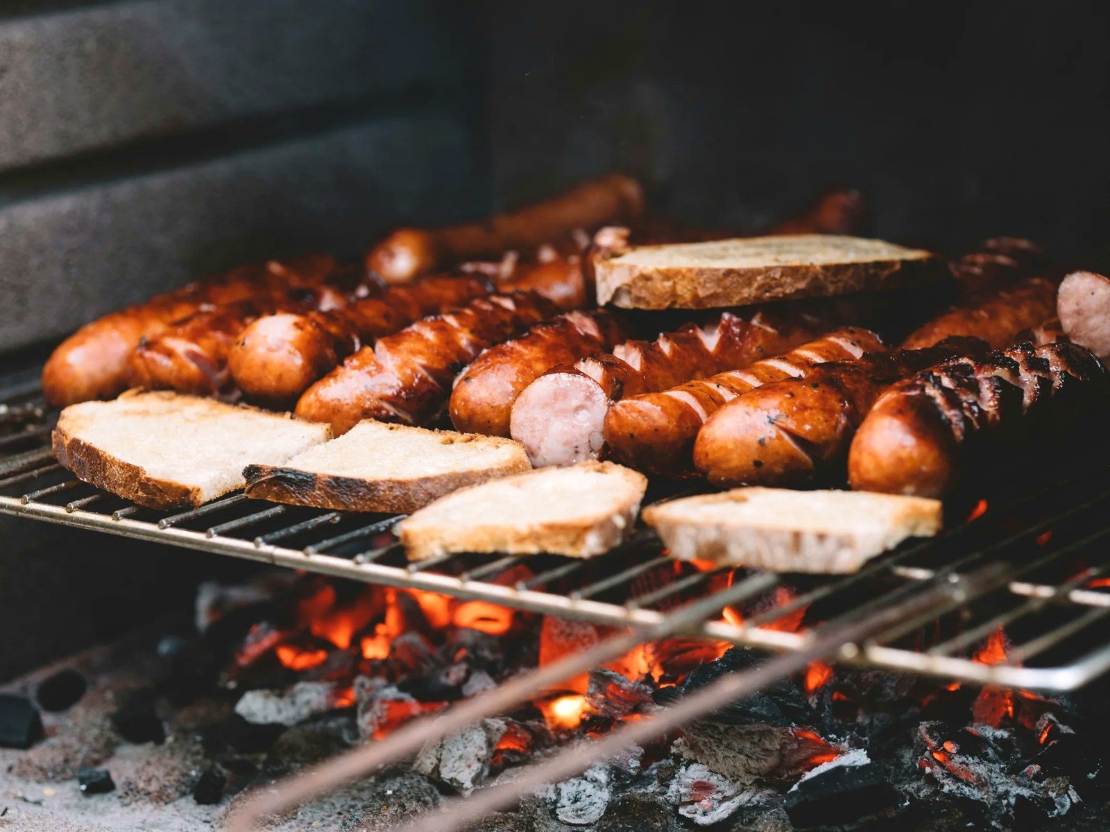 Chorizos cocinándose sobre una parrilla